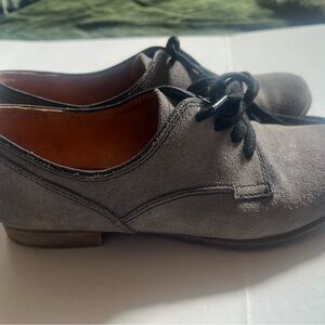 Sz 7.5 gray suede oxfords.